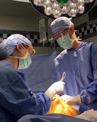 Seitz_Baker Residents in surgery